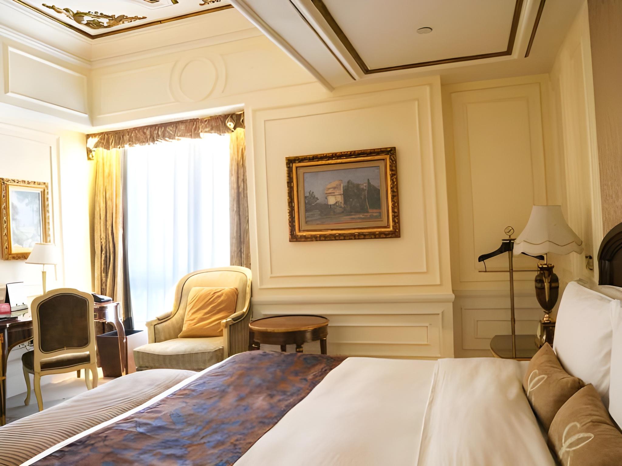 Business, Queen Bed