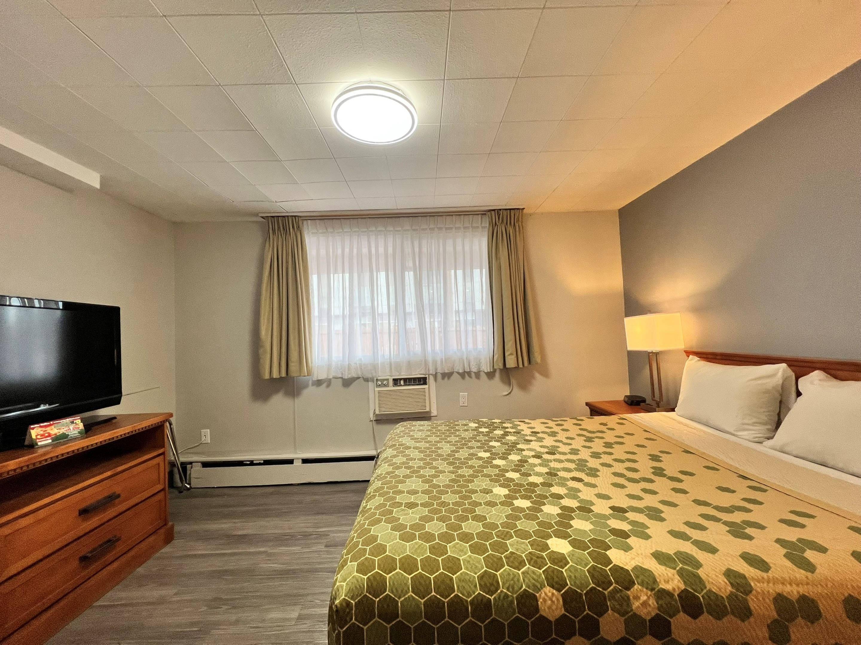 SUITE, KING AND QUEEN BED