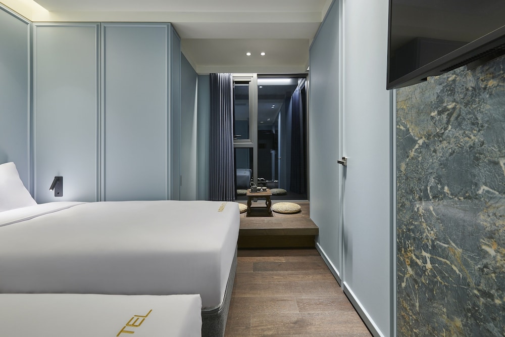 ROOM, TWIN BEDS, NO PARKING