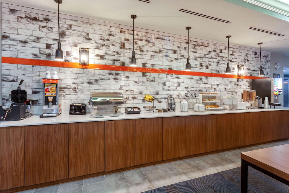 Sleep Inn & Suites St Petersburg Gateway 24/40