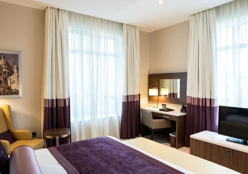 The Envoy Hotel 9/50