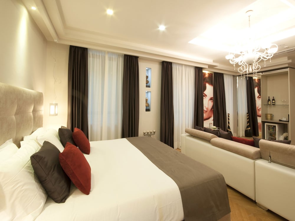 SUITE, KING BED, SAUNA