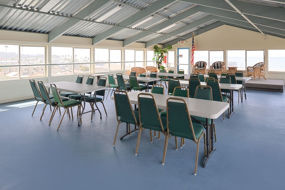 Edgewater Inn And Suites 68/76