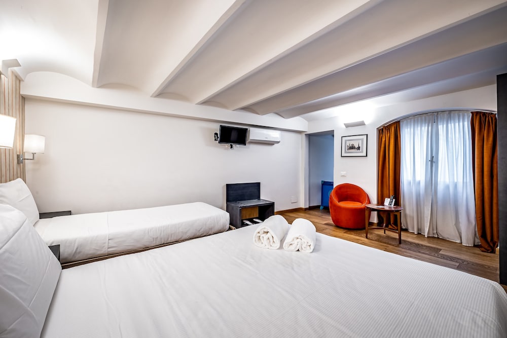 1 BEDROOM, STUDIO