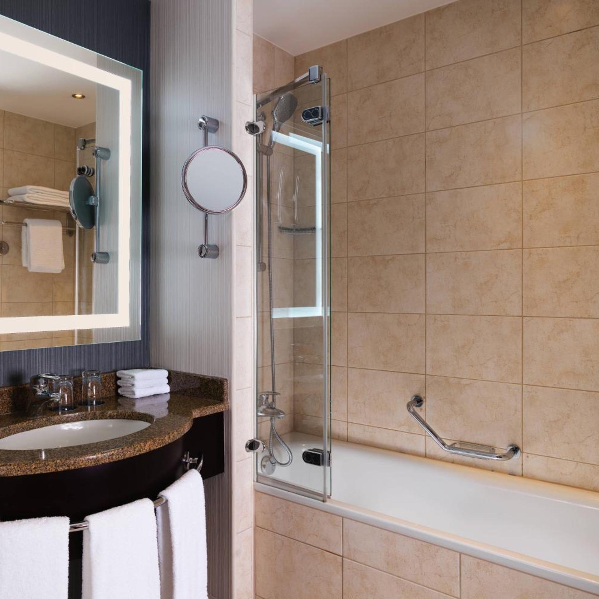 Guest Room, Deluxe, King Bed, City or Atrium View، Sheraton Grand Krakow Formerly Sheraton Krakow Hotel 7/7