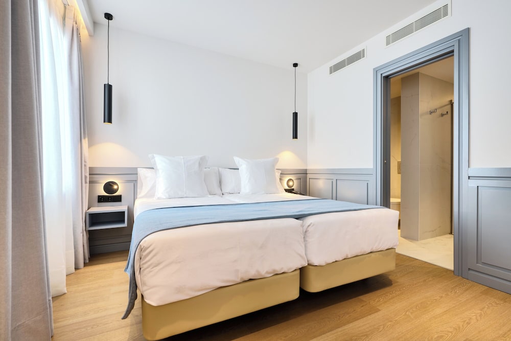 ROOM, TWIN BEDS