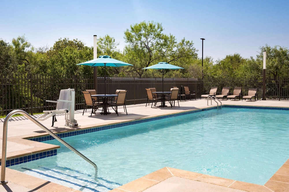 La Quinta Inn Suites By Wyndham San Antonio Seaworld Lafb 23/39