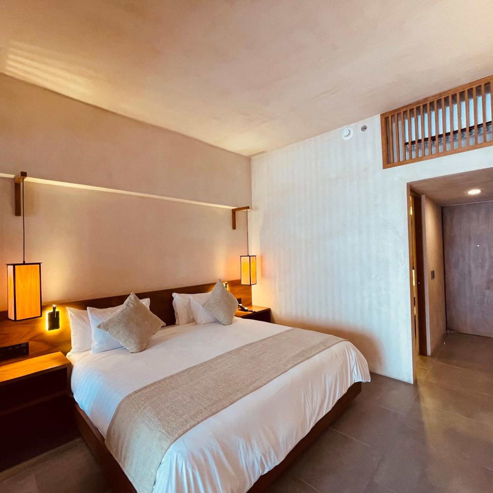 SUPERIOR, SUITE, KING BED