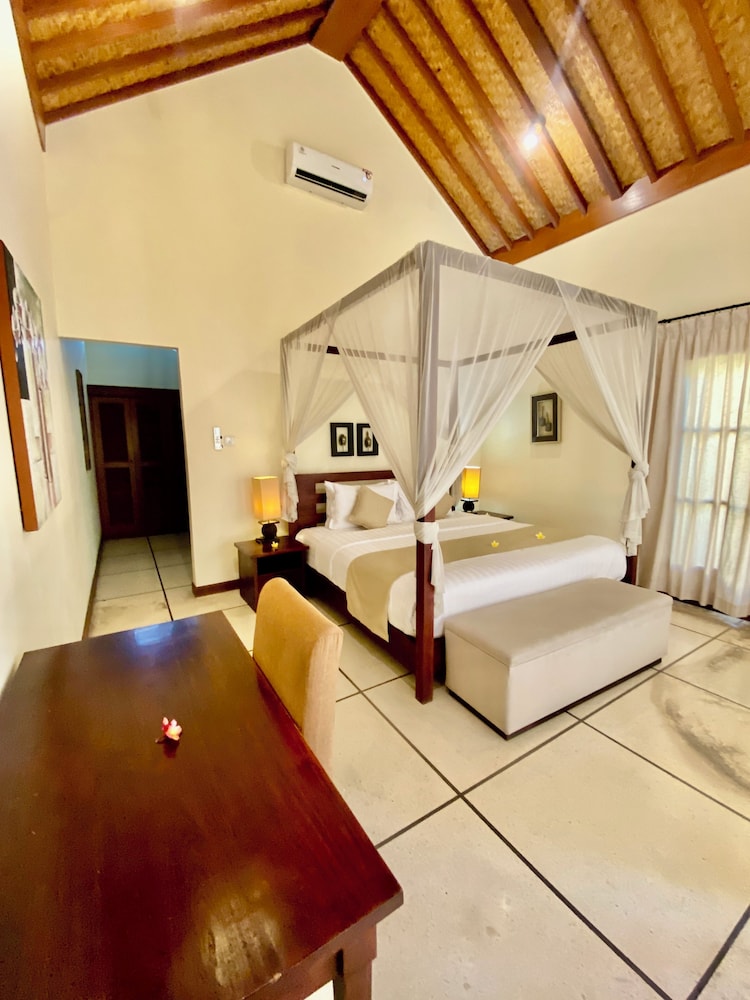 Emerald Villa 16/50