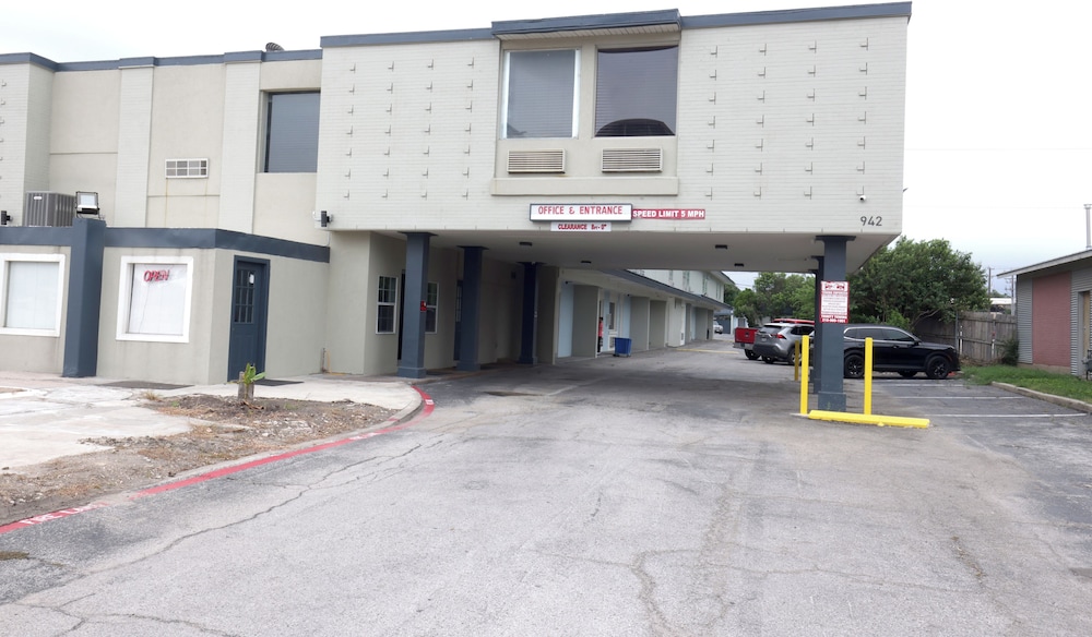 Americas Best Value Inn San Antonio Airport South 32/39