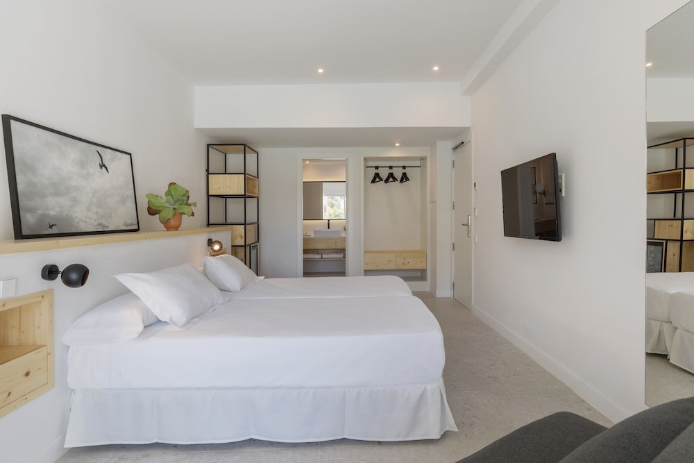 ROOM, DOUBLE BED, PARTIAL SEA VIEW, BALCONY