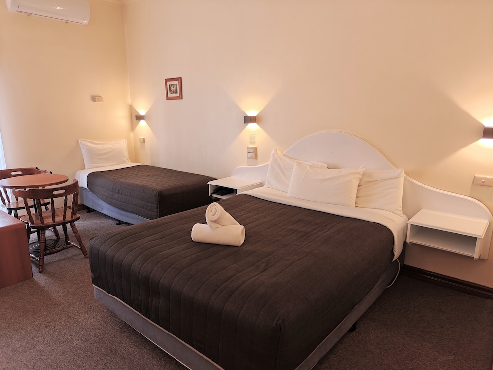 ROOM, TWIN BEDS