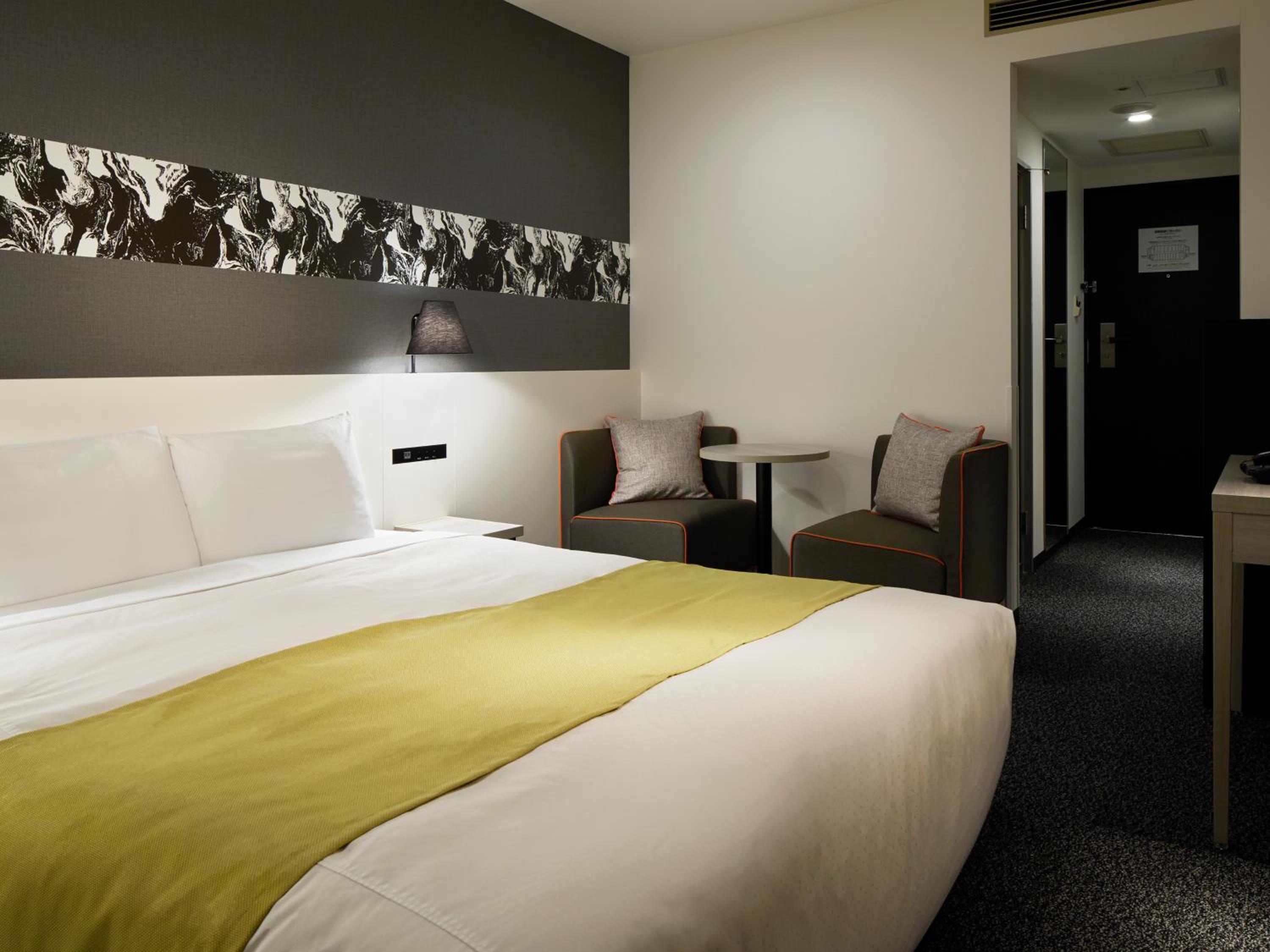 Moderate, Queen Bed