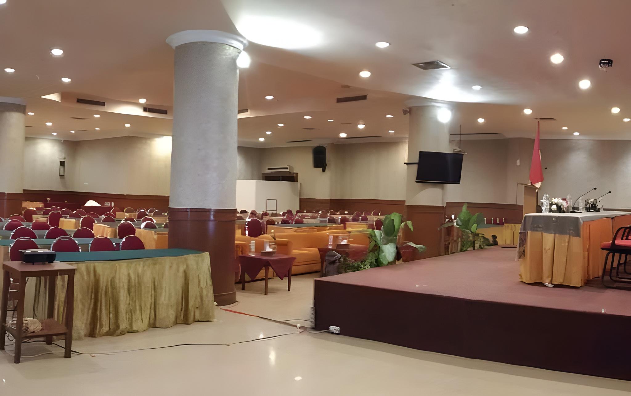 Abadi Hotel & Convention Center 25/50
