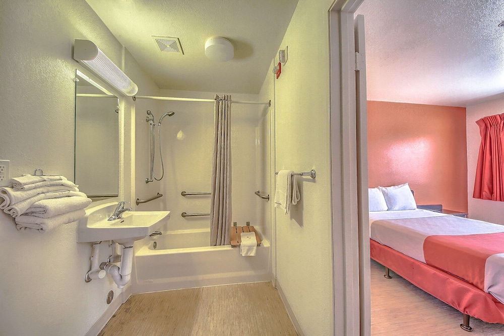 Motel6 San Antonio, TX - Six Flags Fiesta TX/La Cantera Area 42/44