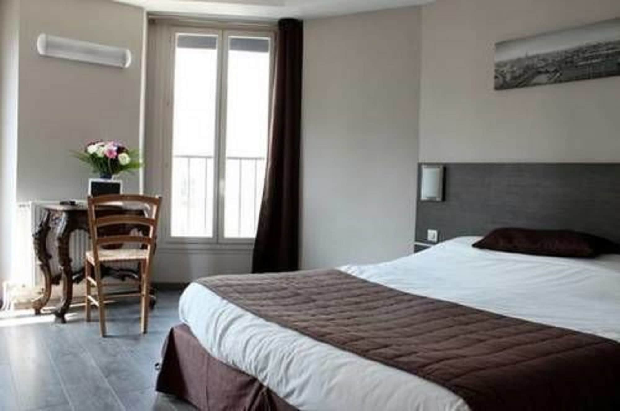 ROOM, DOUBLE BED
