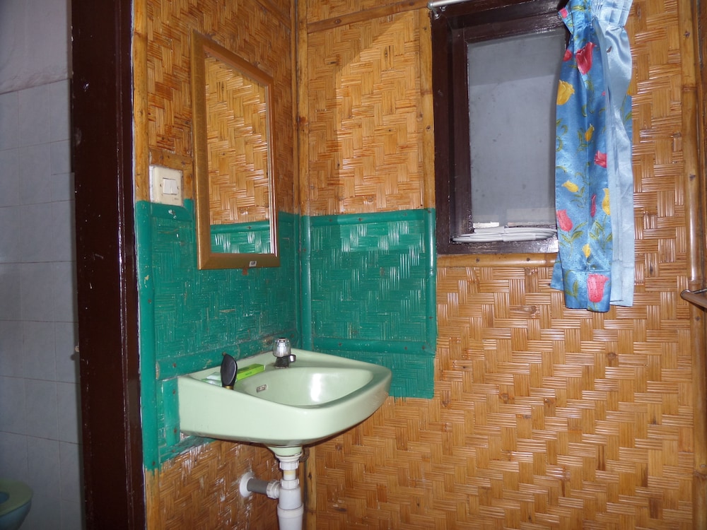 Cemara Indah Hotel 48/50