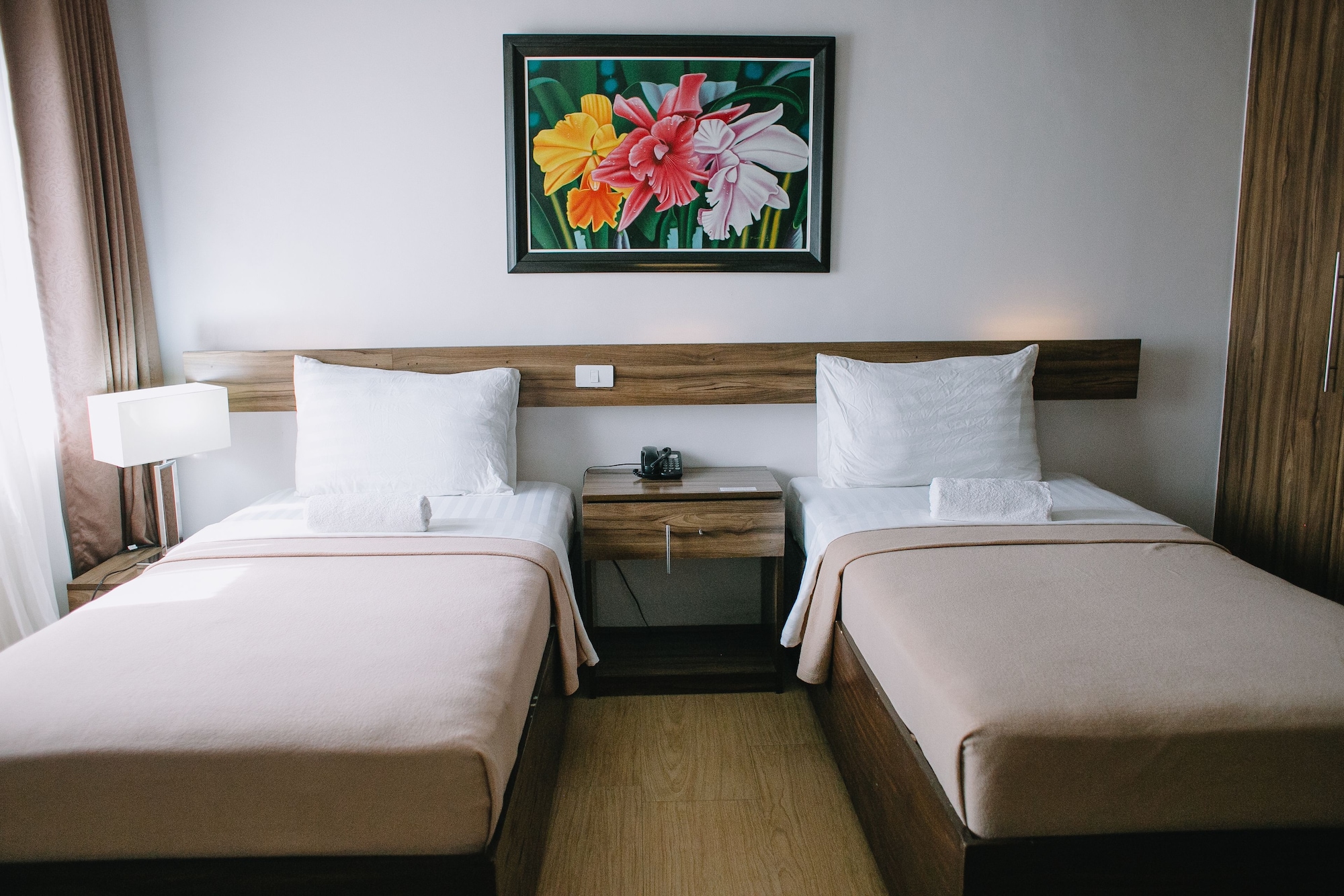 DELUXE, TWIN BEDS