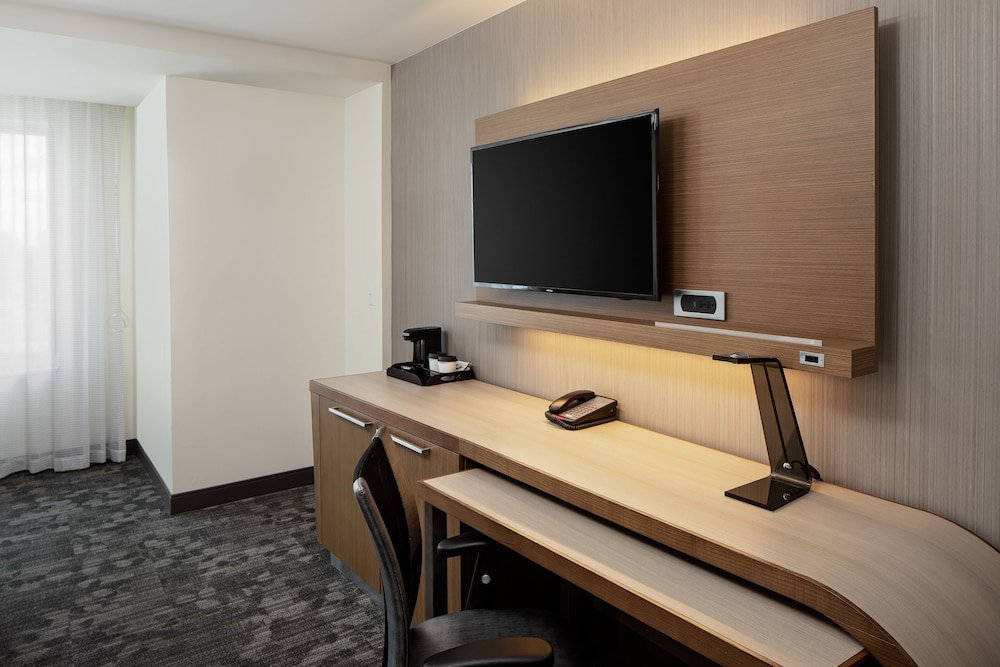 Courtyard By Marriott Detroit Farmington 44/47