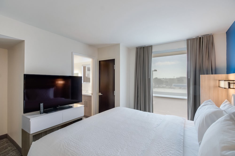 2 Bedrooms, Suite, 1 King and 2 Queen Beds, Trundle Bed, Kitchen