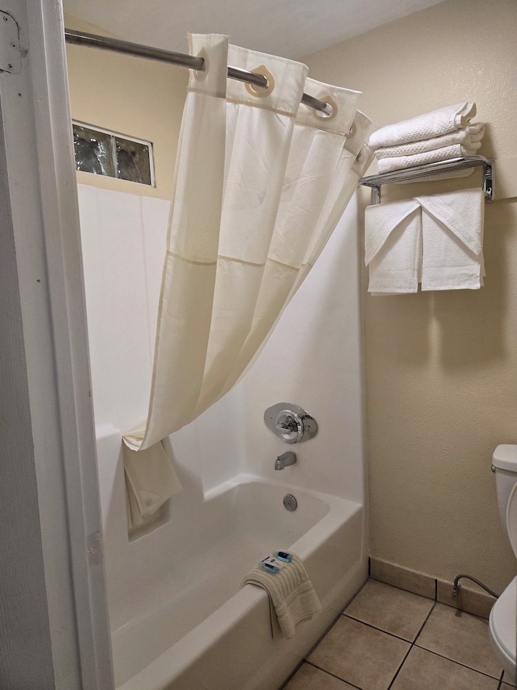 جناح بسرير كينج وسريرين مزدوجين، Rodeway Inn & Suites Blythe I-10, CA 8/18