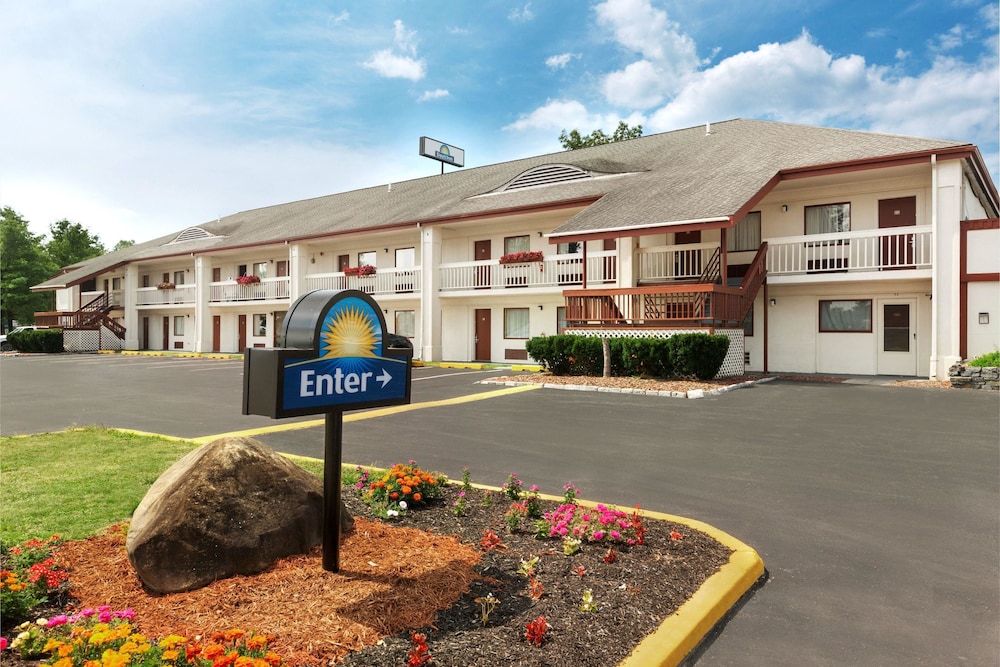 Days Inn by Wyndham Queensbury/Lake George 1/38