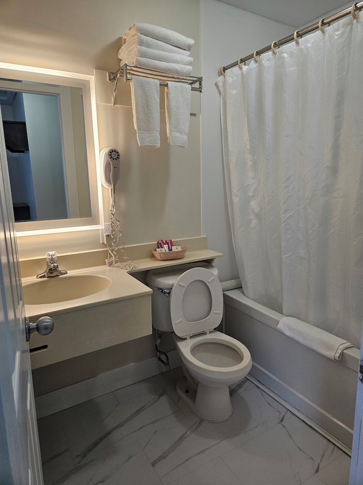 Leelas Villa Inn Flesherton 26/28
