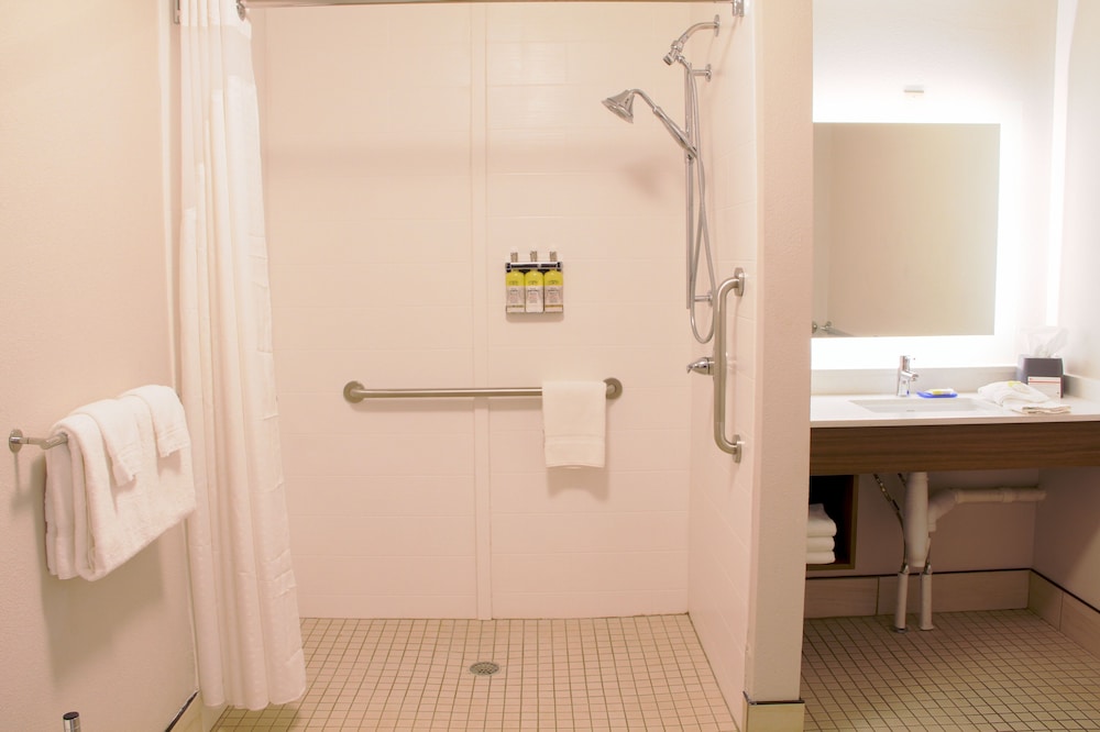 HOLIDAY INN EXPRESS & SUITES DANVILLE 13/42