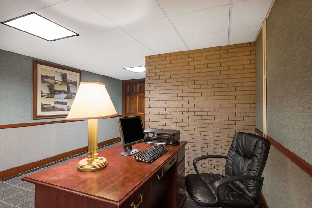 Ramada Plaza by Wyndham Portland 33/35