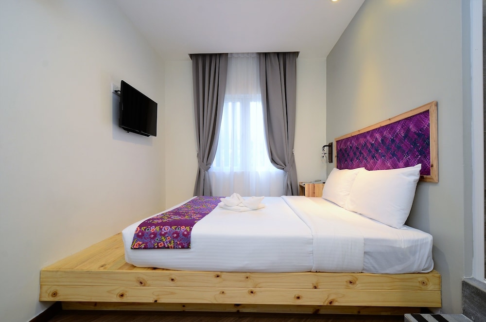 STANDARD, QUEEN BED