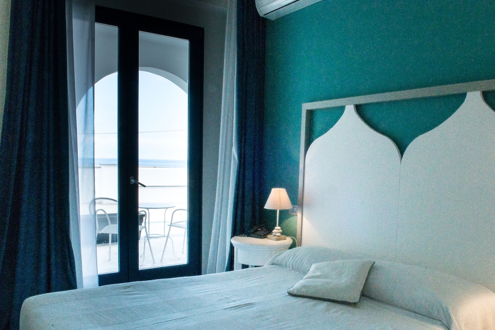 ROOM, DOUBLE BED, PARTIAL SEA VIEW, SMALL