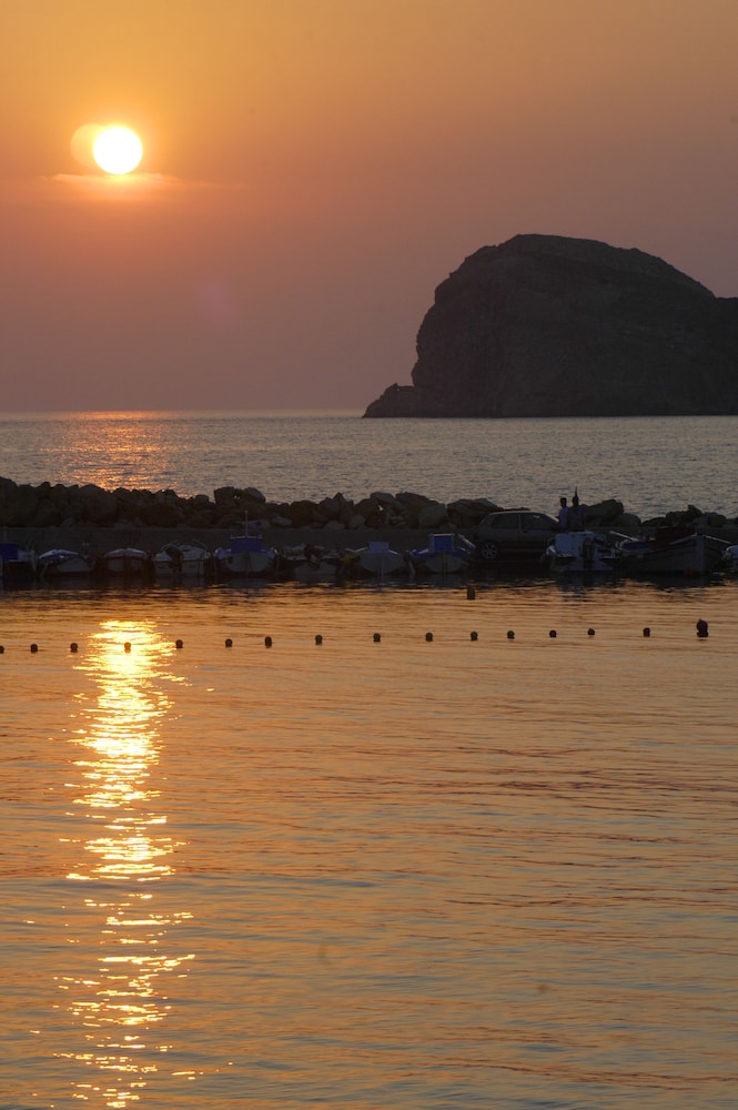 Dolphin Bay Seaside Resort & Suites 67/74