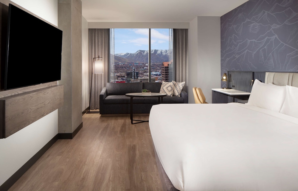 ROOM, KING BED
