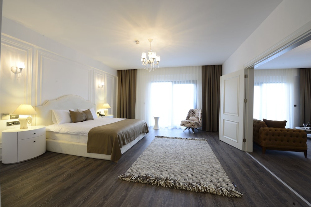 EXECUTIVE, SUITE