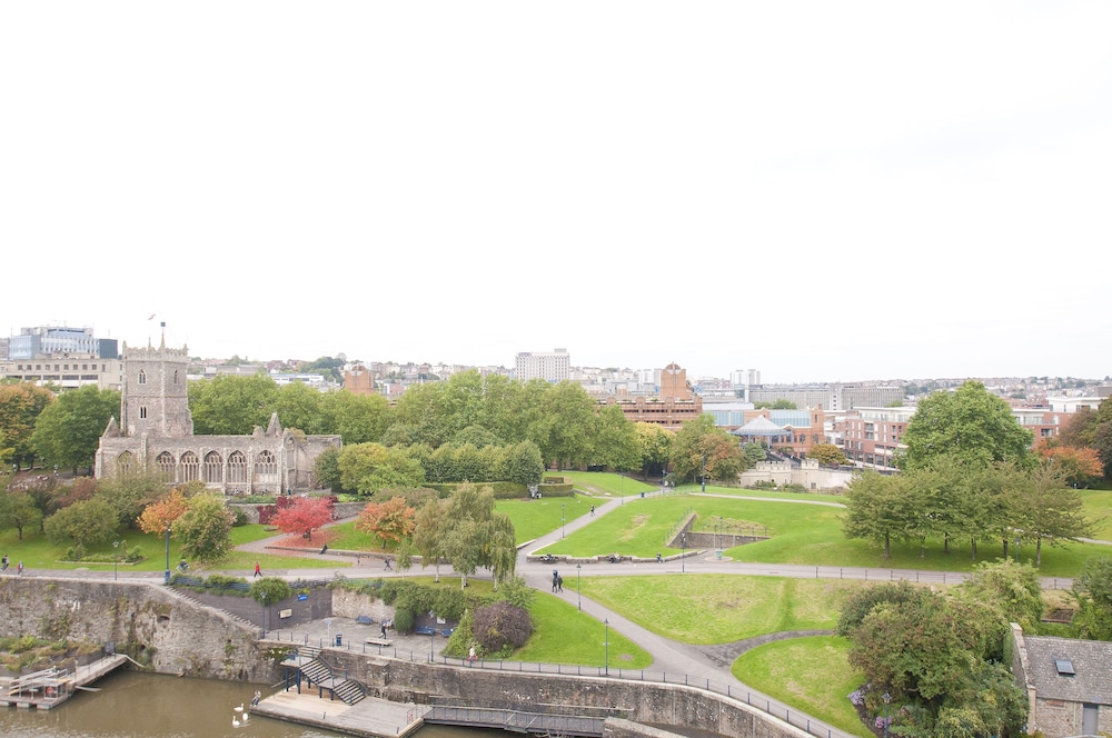 Cleyro Serviced Apartments - Finzels Reach 45/50