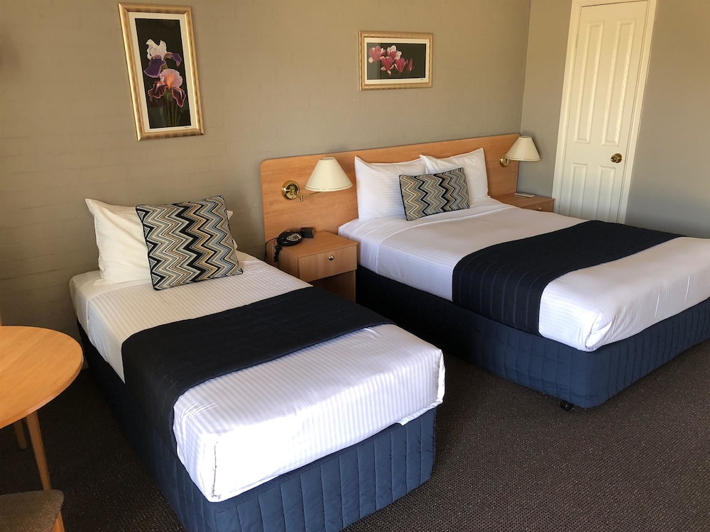 Coachmans Inn Motel 16/34
