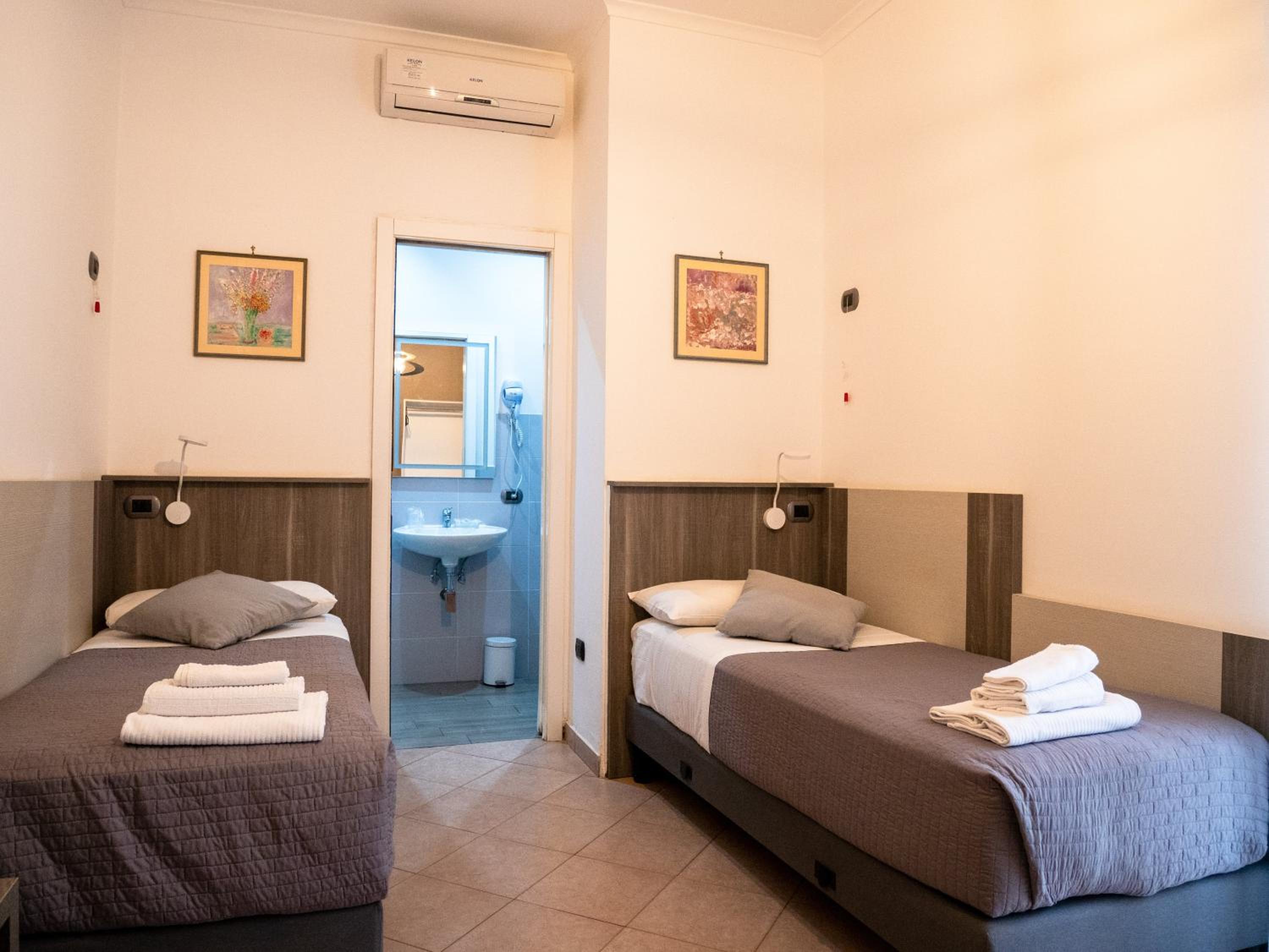 ROOM, TWIN BEDS