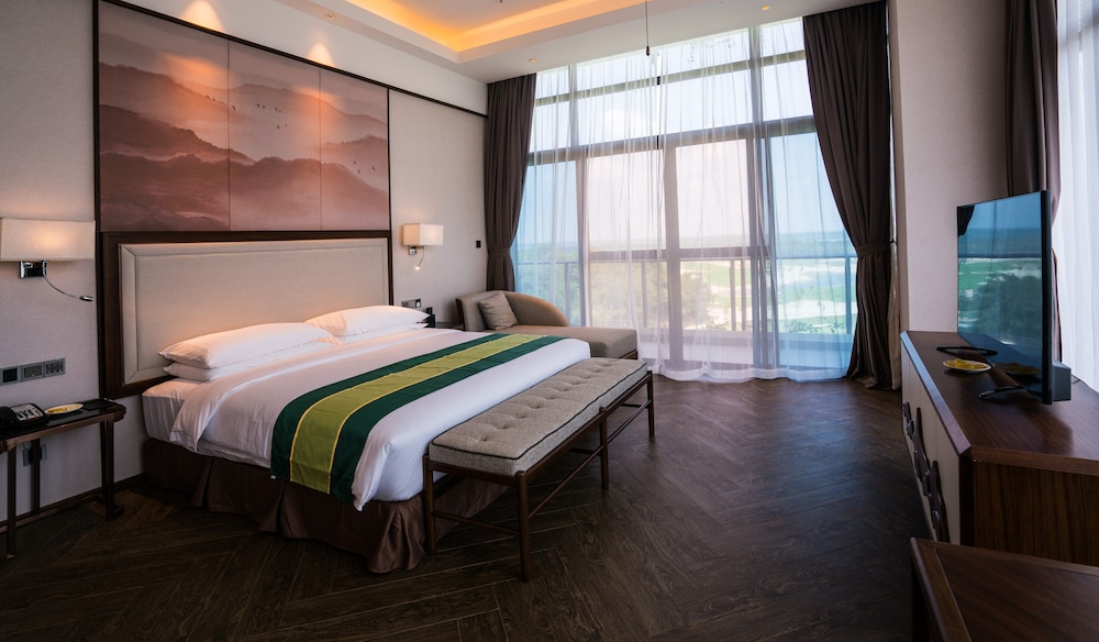 Deluxe, King Bed, Golf Course View
