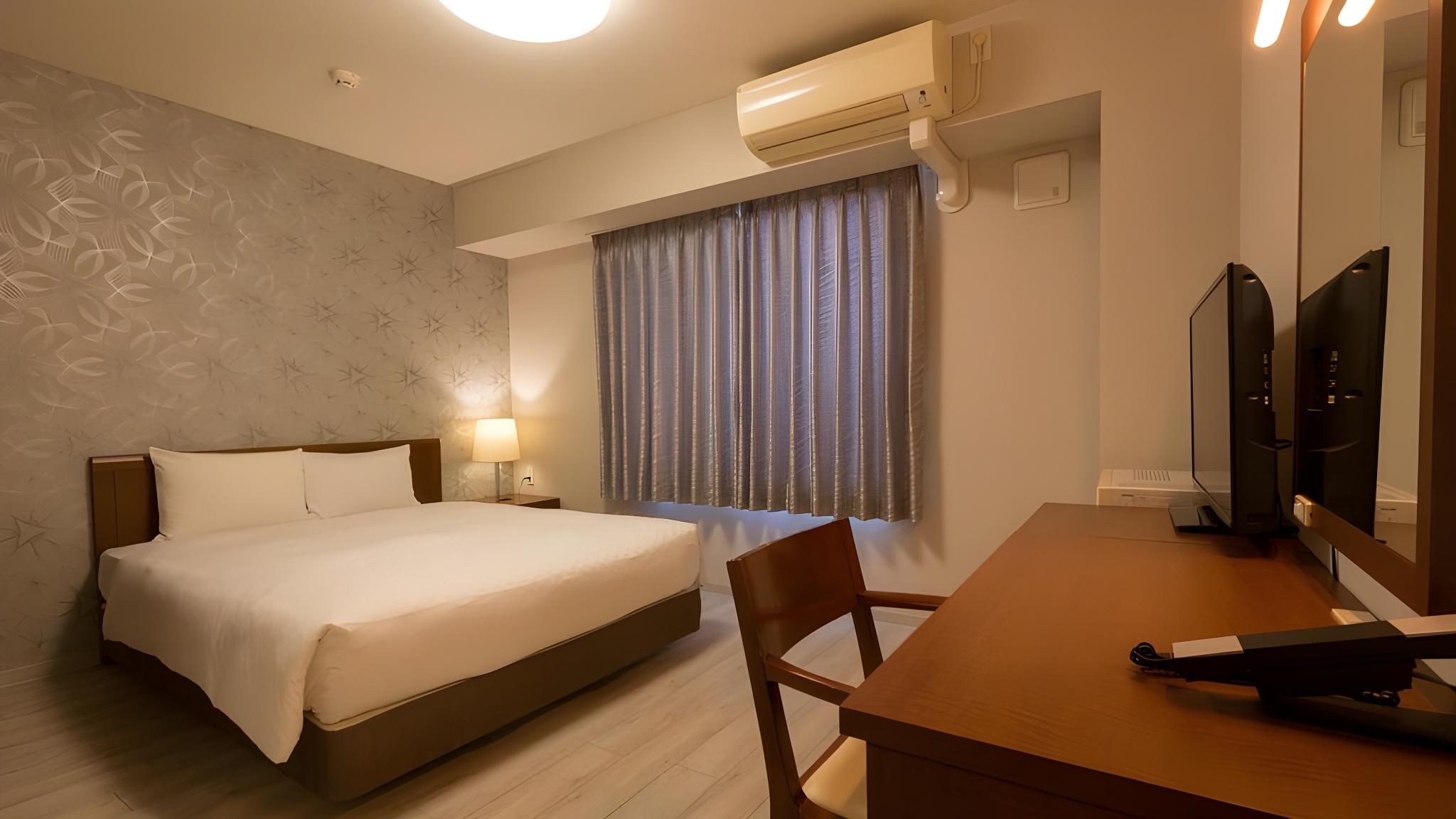 DELUXE, DOUBLE BED, SMOKING