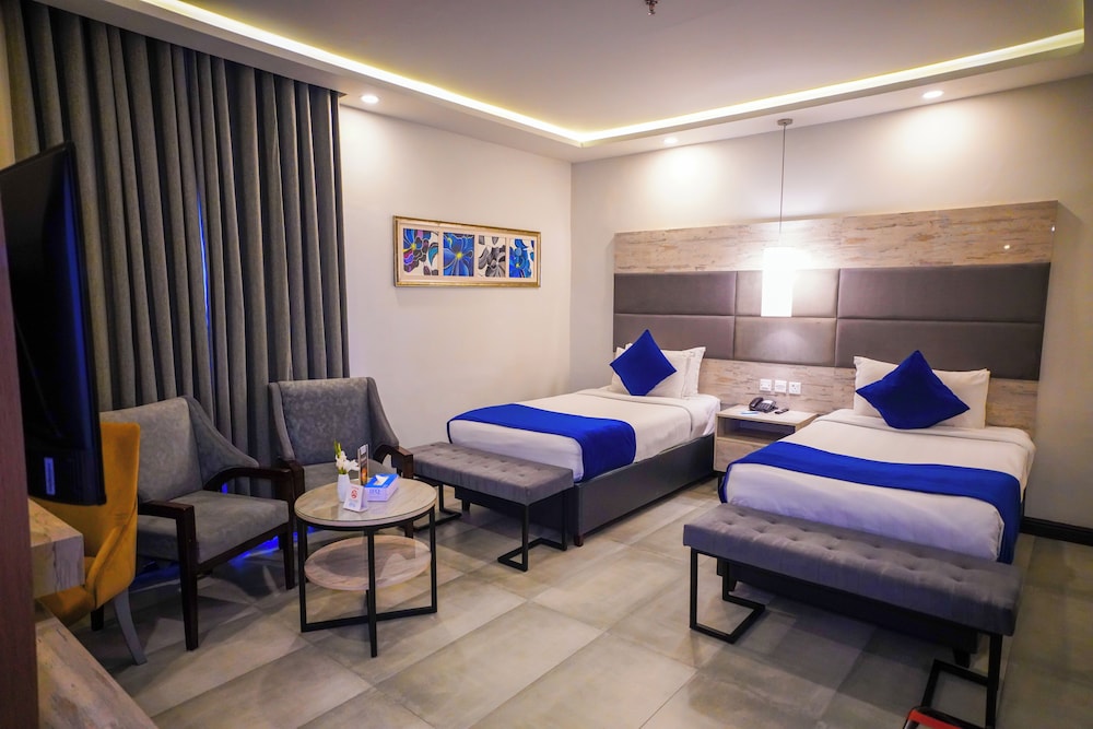 DELUXE, KING BED