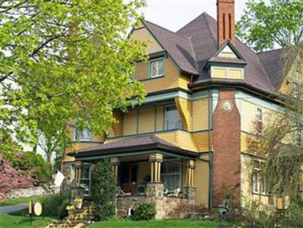 The Queen, A Victorian Bed and Breakfast 2/74
