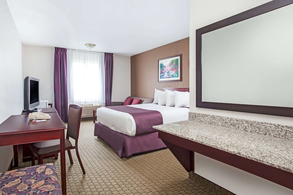 Ramada by Wyndham Red Deer Hotel & Suites 15/36