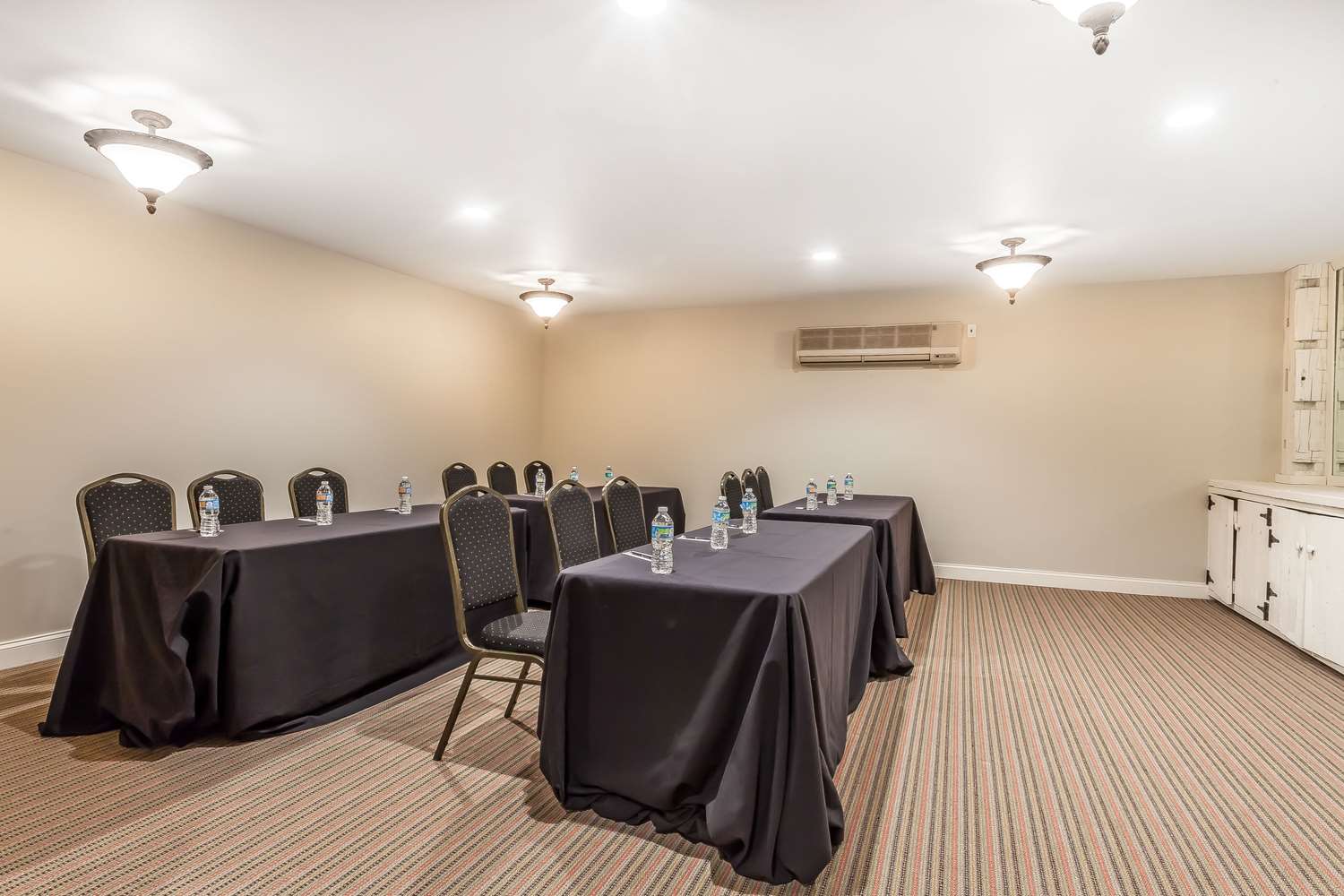 Aurora Inn Hotel And Event Center 32/45