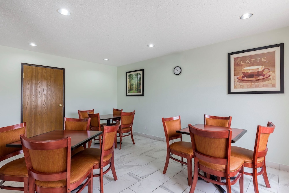 Quality Inn Sycamore - DeKalb 38/43