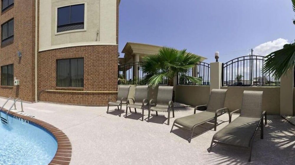 Holiday Inn Express Hotel and Suites La Porte 4/31