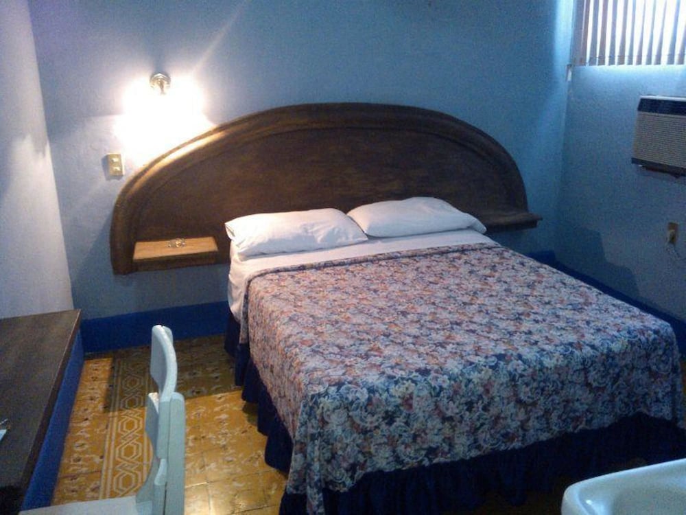 Morales Inn 13/31