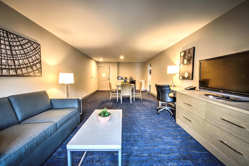 Best Western Plus Media Center Inn & Suites 24/28