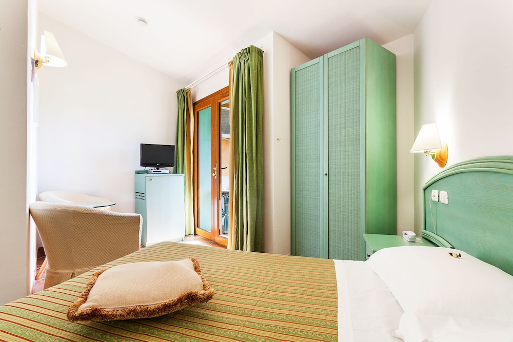 Stefania Hotel 34/87