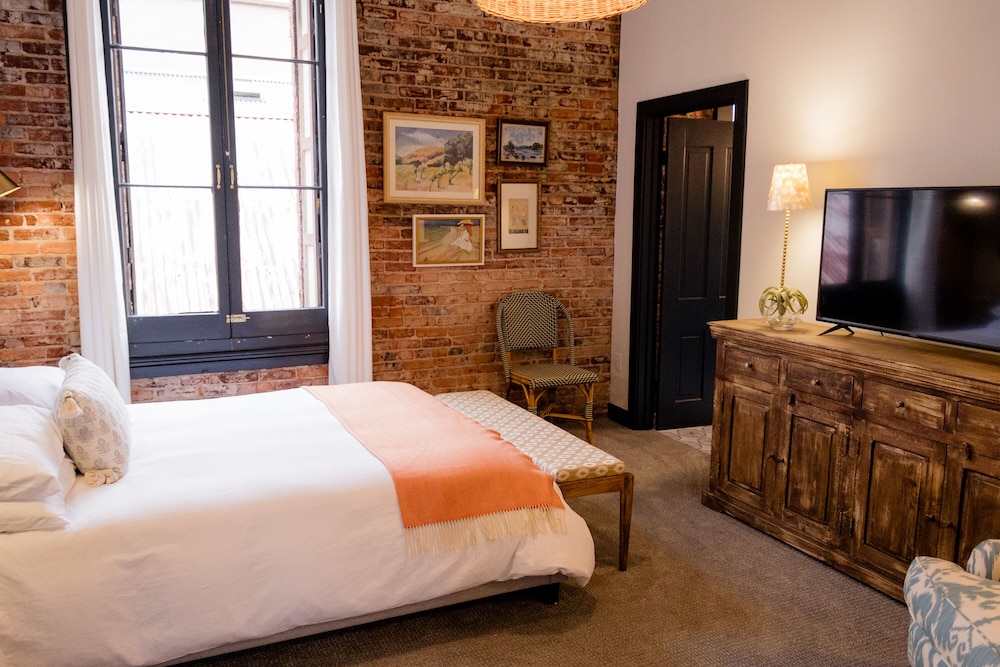 Comfort, Single, Queen Bed
