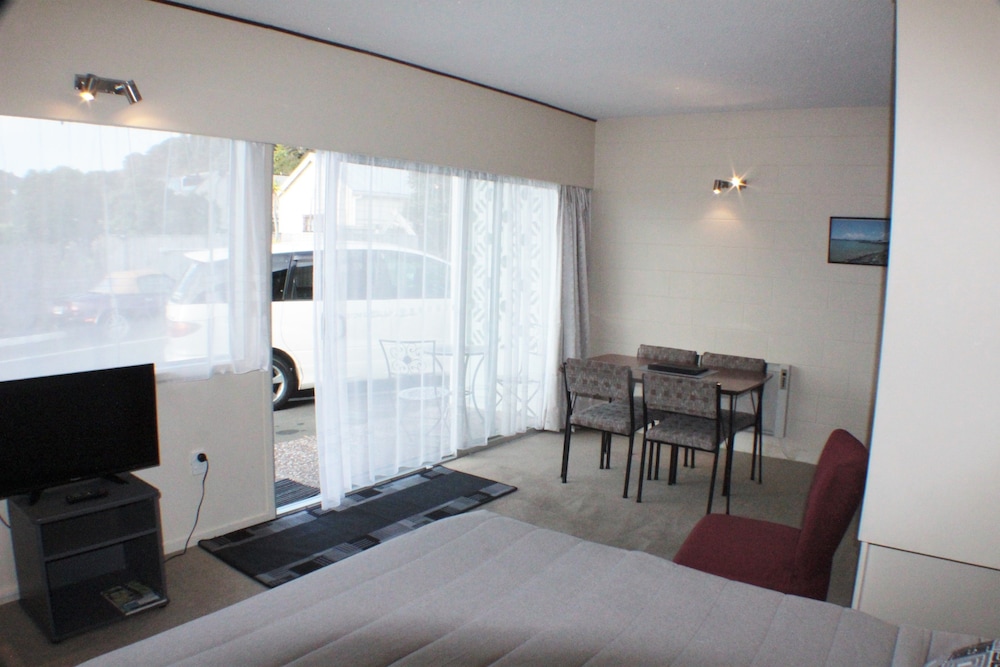 Ala Moana Motel 35/68